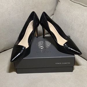 Black leather heels with a snake skin pattern